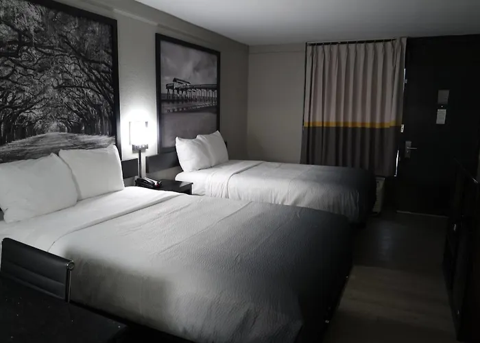 Vacation rental: Super 8 By Wyndham Savannah