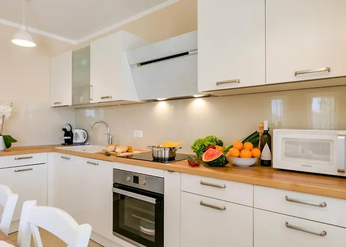 Villa Angelina With 3 Bedrooms And Pool In Novigrad