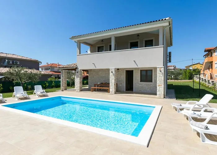 Villa Angelina With 3 Bedrooms And Pool In Novigrad