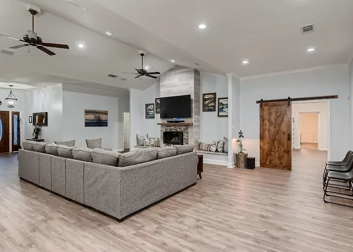 Gorgeous 10 Acre Estate Pool Hot Tub Game Room