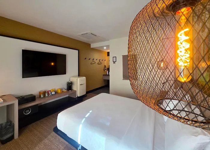 Central hotel: Mahala - 21 And Over (Adults Only)