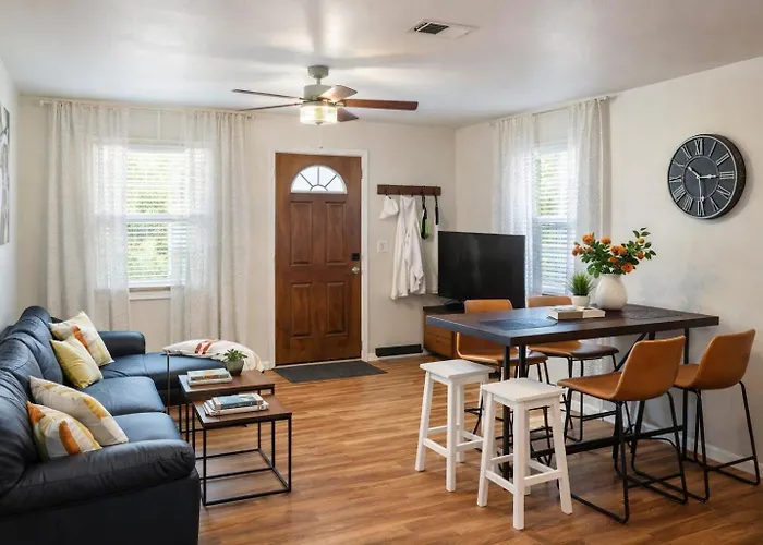 Vacation House, 2 Miles To Beach, Smart Tvs, Grill