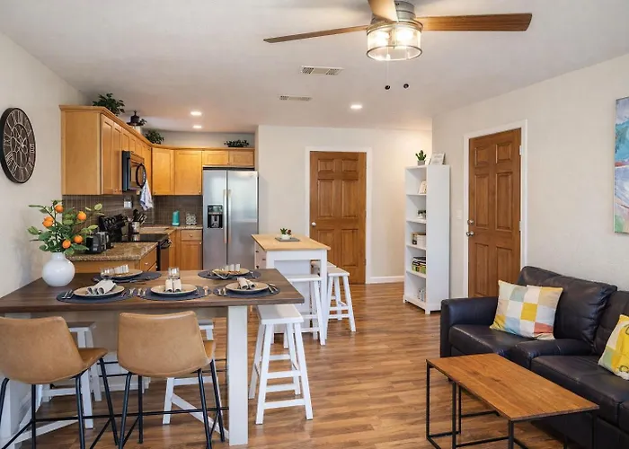 Vacation House, 2 Miles To Beach, Smart Tvs, Grill