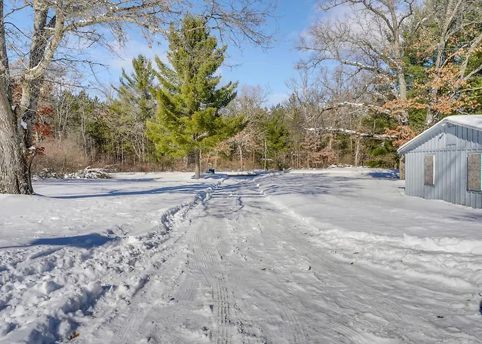 Pet-Friendly Retreat: Over 3 Acres In Baldwin!
