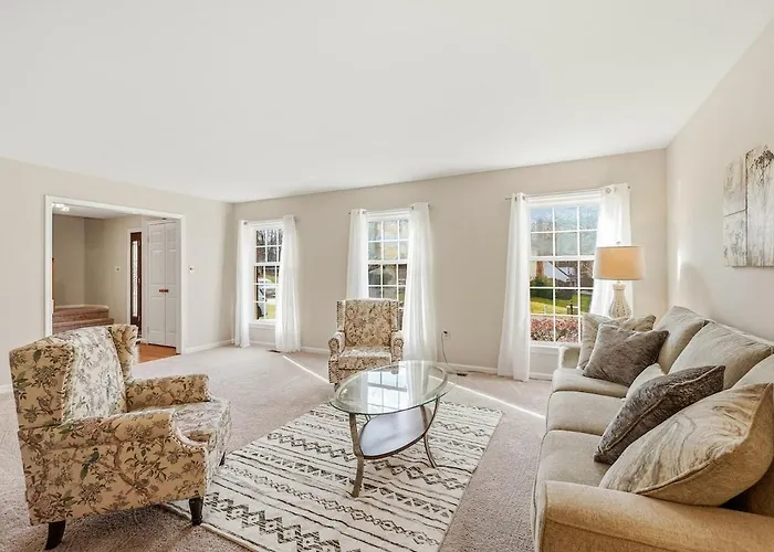 Bright Family Retreat With Private Backyard & Loft