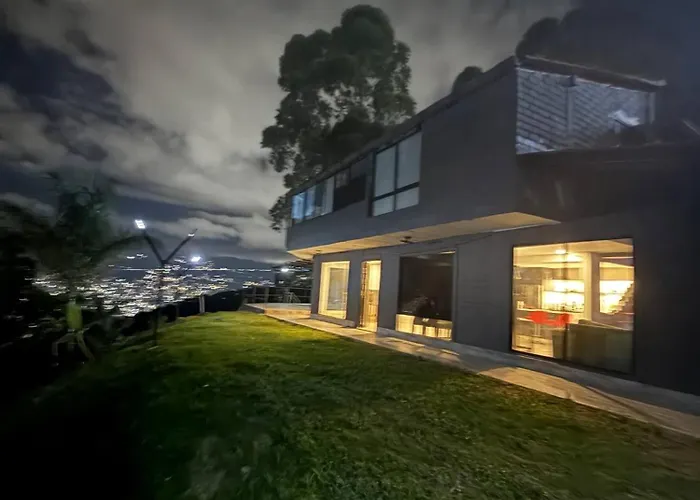 Villa With Spectacular Medellin View With Pool And Mini Basket-Futbol Field