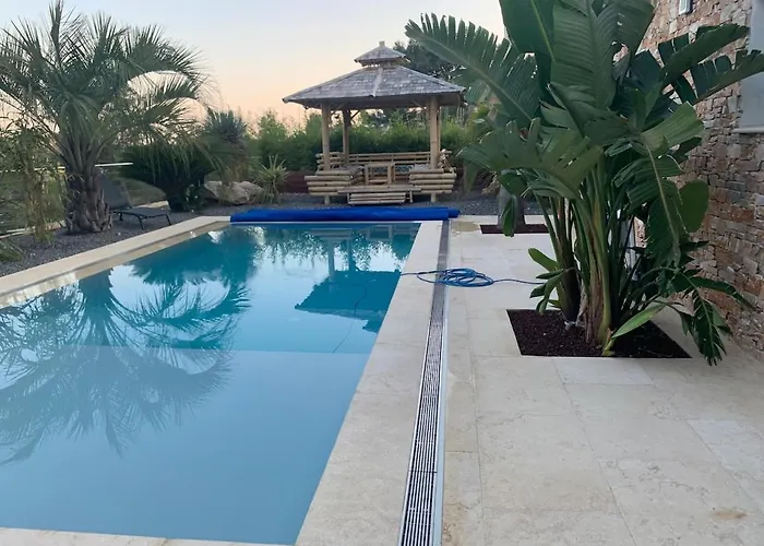 Maison moderne piscine et jacuzzi