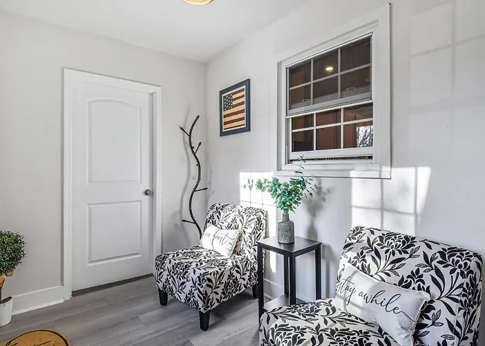Cozy 4Br Retreat - Private Backyard, Gazebo & Grill
