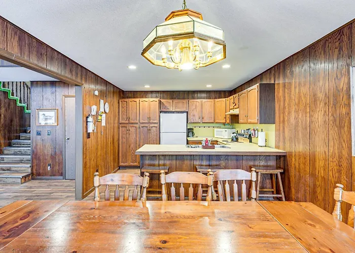 Near Manistee National Forest! Retro Cabin Retreat