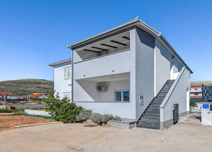 Villa Felicita With Heated Pool