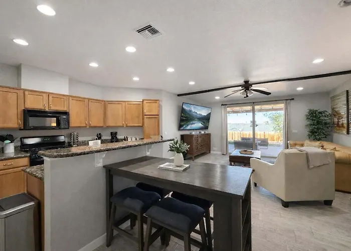 Luxe Lakeview Villa - Hot Tub - Mountain Serenity
