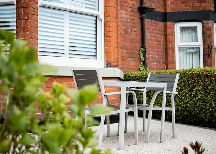 Guests house Kingsway Guesthouse - A Selection Of Single, Double And Family Rooms In A Central Location