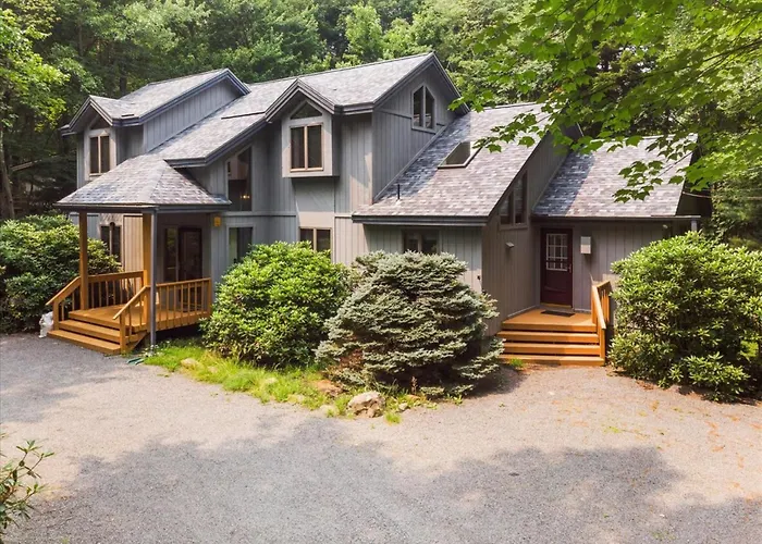 Split Rock Classic Chalet - Game Room & Family Friendly