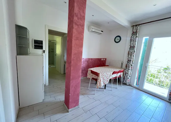 Villa tranquilla immersa nel verde a 2 Km dal mare
