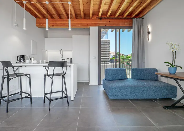Villa Mirtina - By And Service