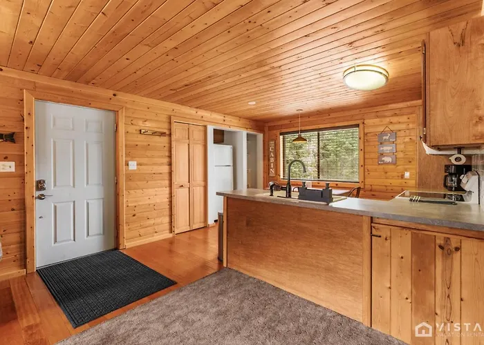 Lovely Log Cabin With Fire Pit!