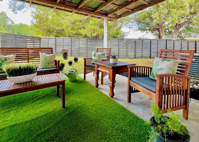 Spacious Southern Retreat - Sleeps 10 - 5 Beds