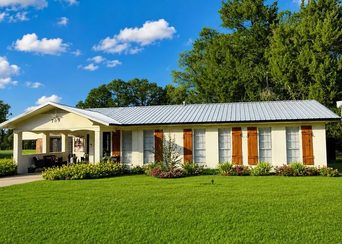 Spacious Southern Retreat - Sleeps 10 - 5 Beds