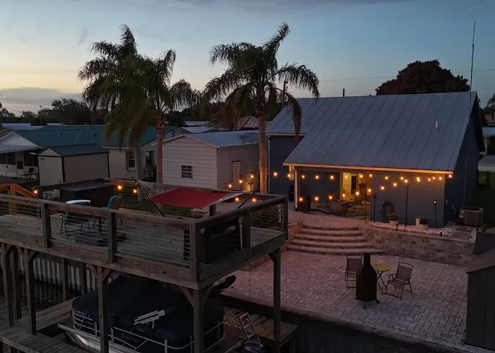 Taylor Creek Isles Cottage | Lake Access + Sundeck