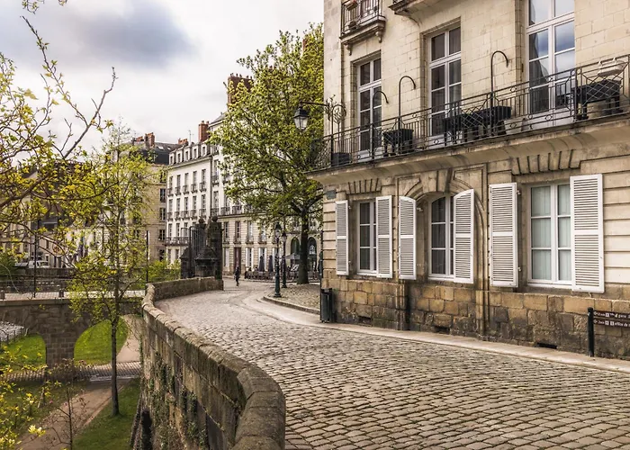 Lhotel - Face Au Chateau - Boutique Hotel Et Seminaires