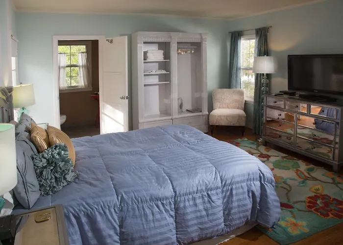 B&B only: Cinema Suites Bed & Breakfast Hsr19-19-001050