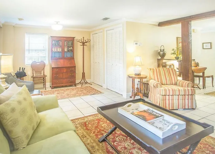 Chatham Square Garden Apartment By Lucky Savannah