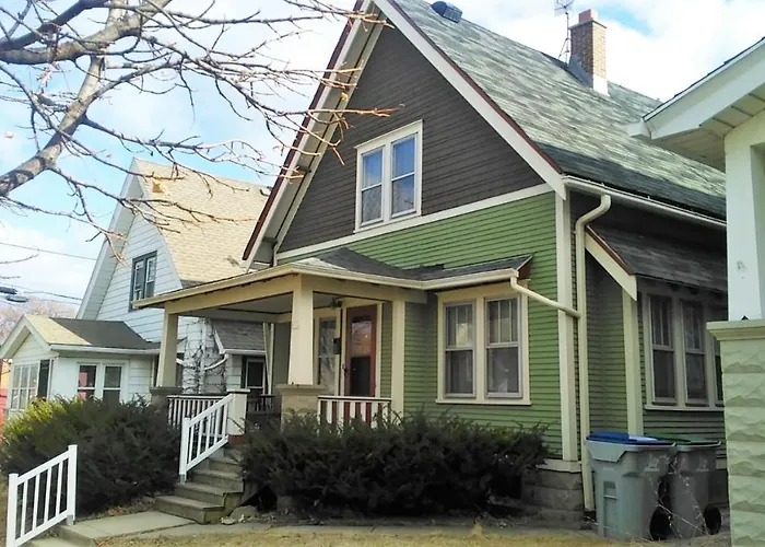 Comfortable 3 Bedroom Craftsman Bungalow In Milwaukee'S Bay View Neighborhood