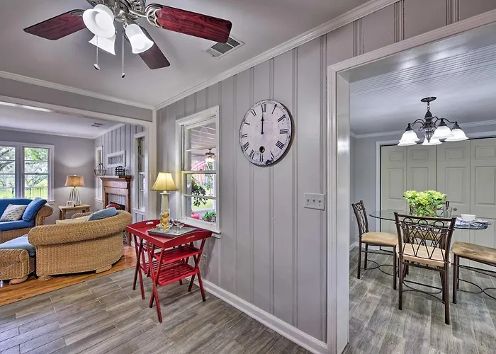 Vacation home: Beaufort Home With Porch, 4 Mi From Downtown!