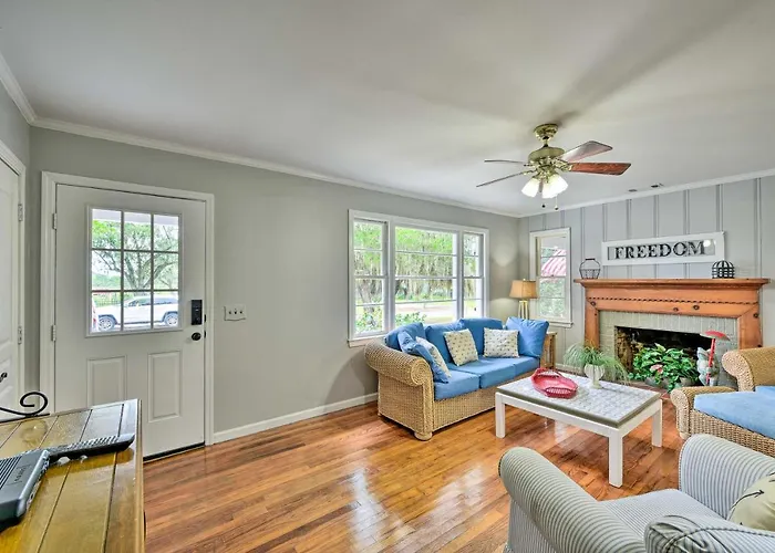 Vacation home: Beaufort Home With Porch, 4 Mi From Downtown!