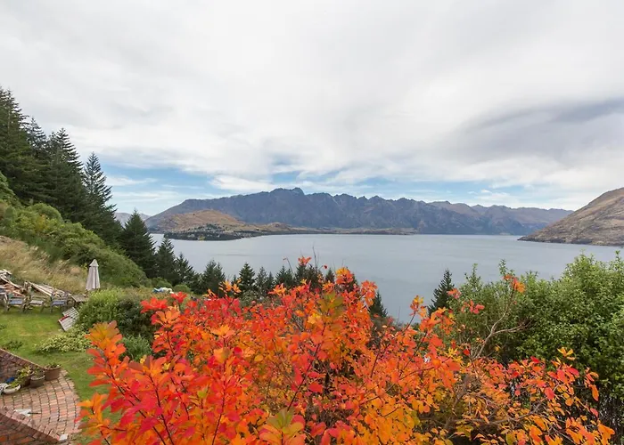 Pet Friendly hotel: Crows Nest - Queenstown Holiday Home