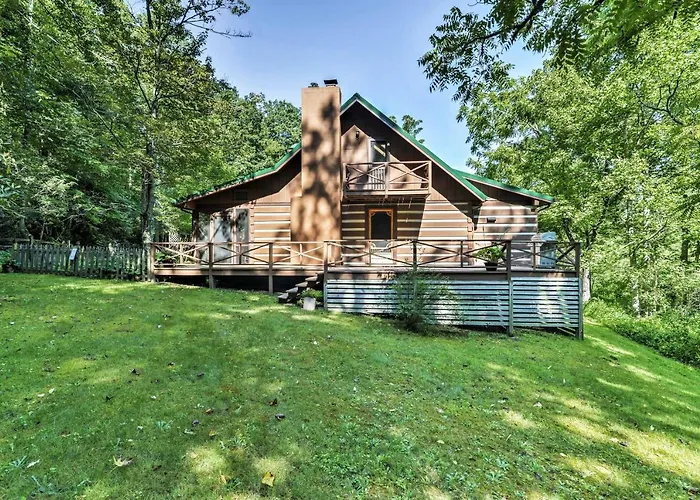 Black Mountain Cabin W/ Screened Porch + Views!