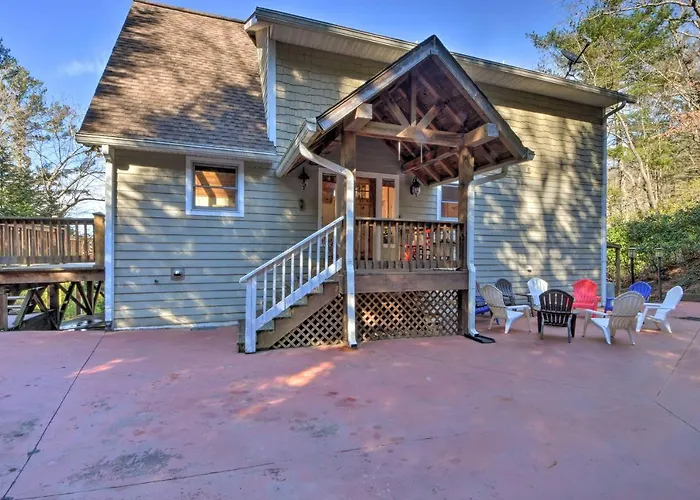 Spacious Lake Santeetlah Cottage W/ Lake Views!
