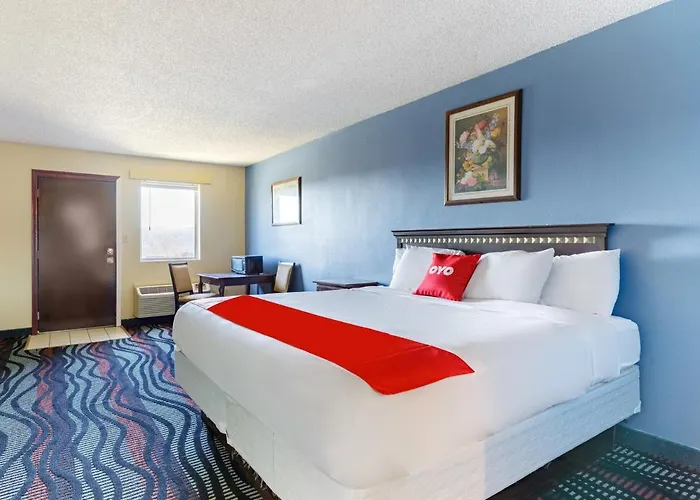 Hotel with pool: Oyo Hotel Branson Victorian Palace